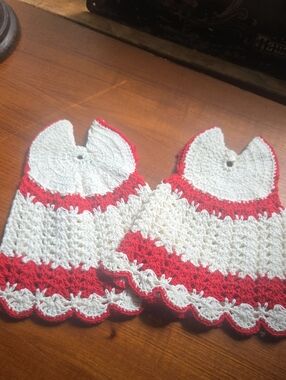 Vintsge Set of 2 Vintage Crochet White and Red Dress Kitchen Decor